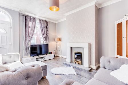 2 bedroom Mid Terrace House to rent