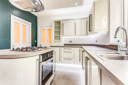 5 bedroom Semi Detached House to rent