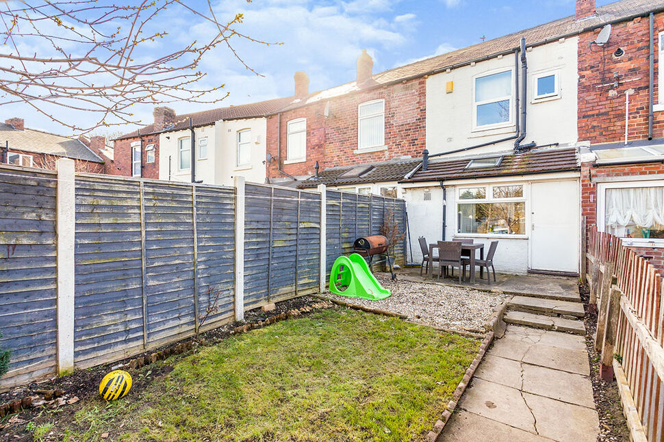2 bedroom Mid Terrace House for sale, Alverthorpe Road, Wakefield, WF2