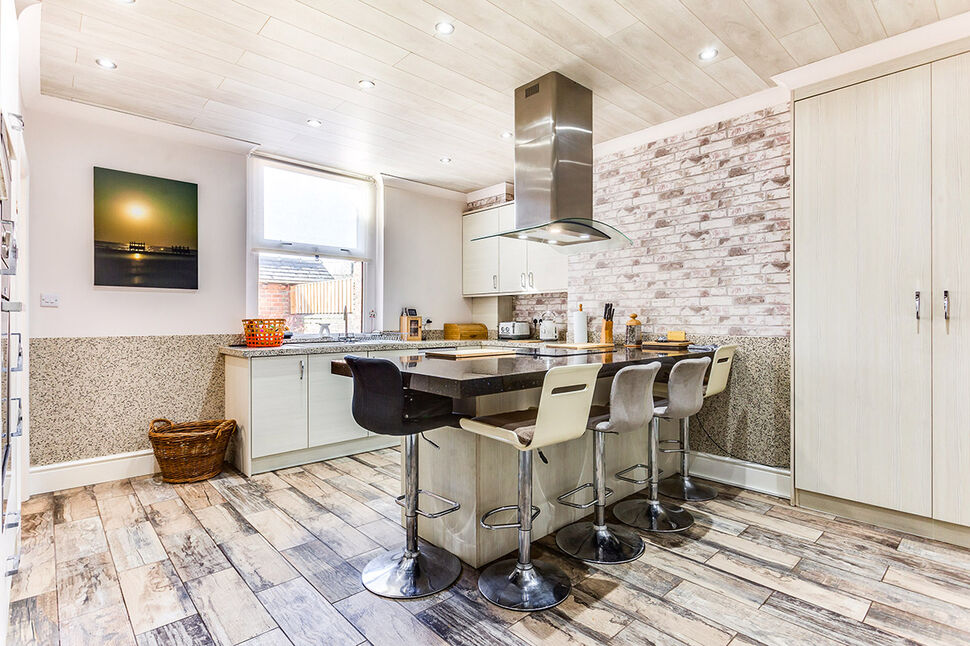 2 bedroom Mid Terrace House for sale, Dewsbury Road, Wakefield, WF2 £