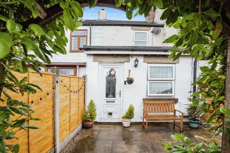 2 bedroom Mid Terrace House to rent
