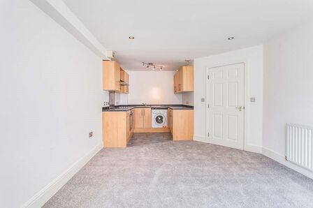 Brook Crescent, 2 bedroom Flat to rent, &pound;850 pcm