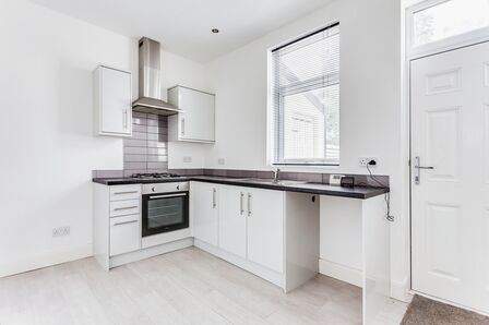 2 bedroom Mid Terrace House to rent
