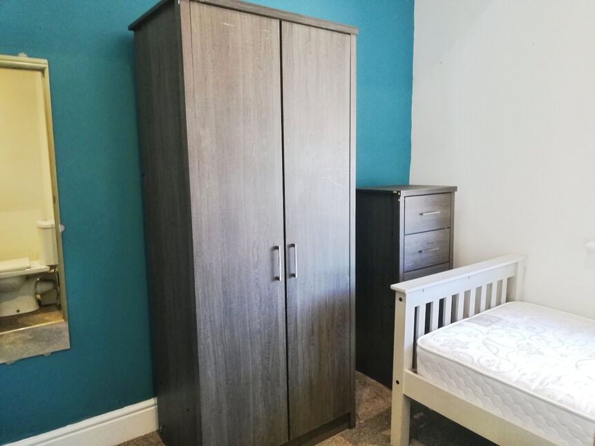 1 bedroom  Room to rent