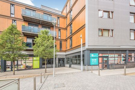 Burgage Square, 1 bedroom  Flat to rent, £825 pcm