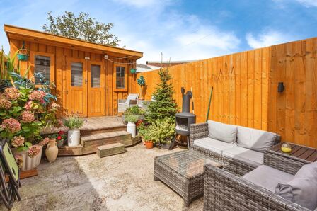 3 bedroom Mid Terrace House for sale