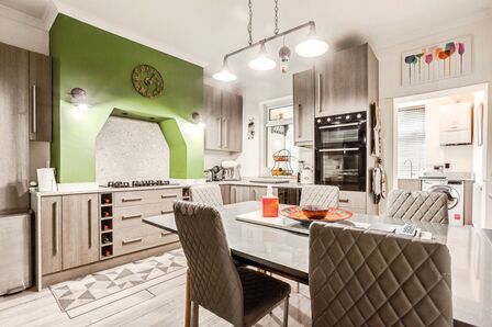 Leeds Road, 3 bedroom Mid Terrace House for sale, £230,000