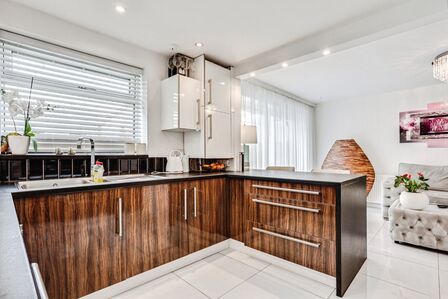 Springhill Grove, 4 bedroom Detached Bungalow for sale, &pound;375,000