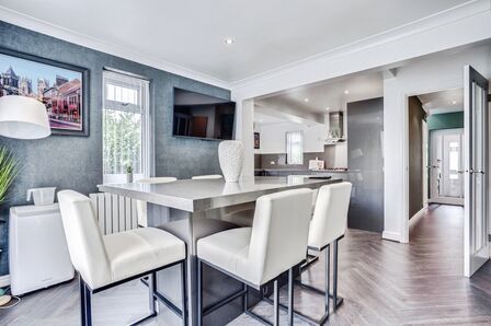 Lynwood Drive, 6 bedroom Detached House for sale, &pound;600,000