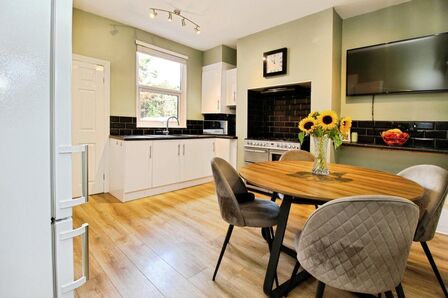 3 bedroom Mid Terrace House for sale