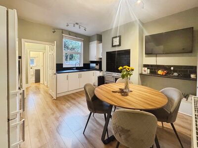 3 bedroom Mid Terrace House for sale