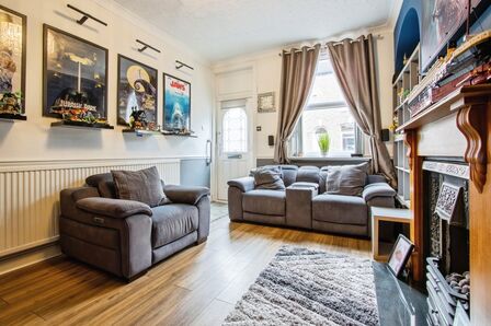 2 bedroom Mid Terrace House for sale