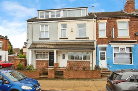 3 bedroom Mid Terrace House for sale