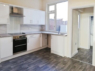 Doncaster Road, 3 bedroom Mid Terrace House to rent, &pound;950 pcm