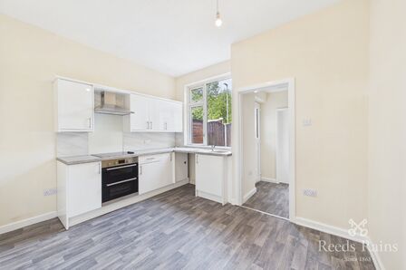 Doncaster Road, 3 bedroom Mid Terrace House to rent, &pound;900 pcm