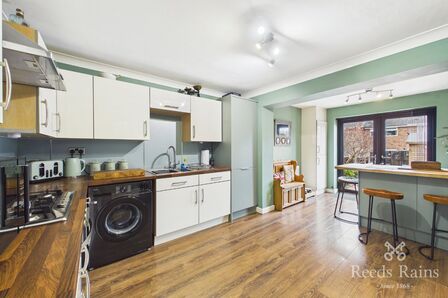 2 bedroom Mid Terrace House for sale