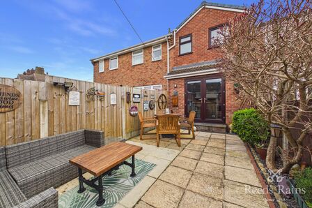 2 bedroom Mid Terrace House for sale