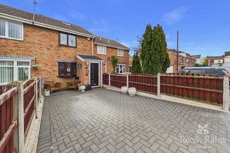 2 bedroom Mid Terrace House for sale