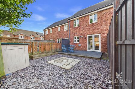 3 bedroom Mid Terrace House for sale
