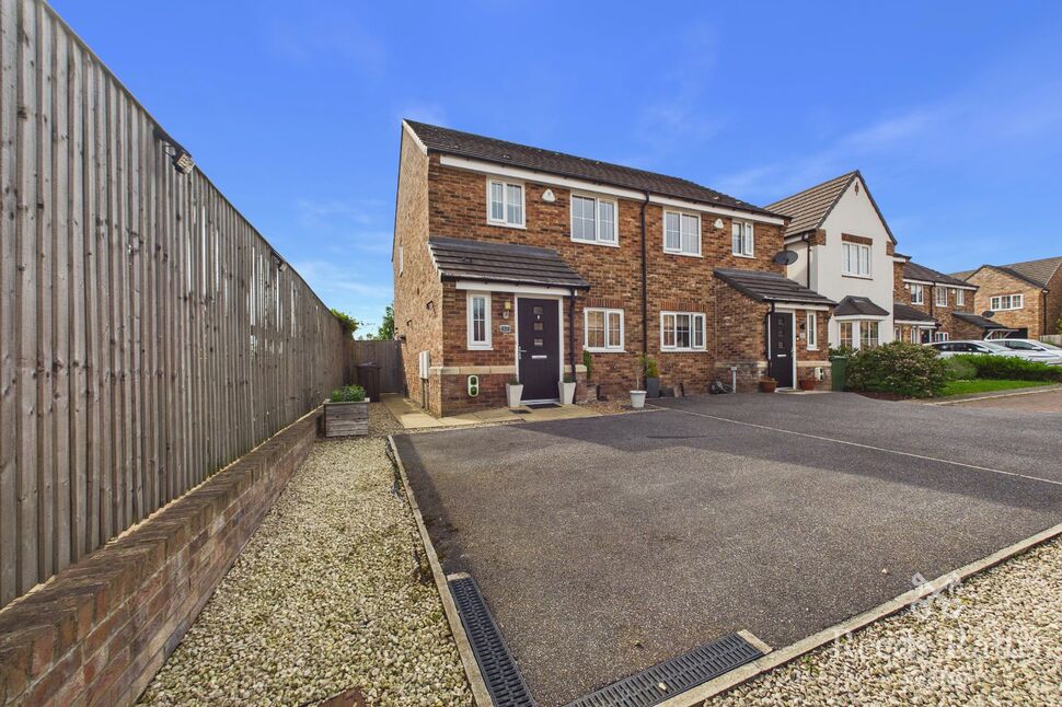 Main image of 3 bedroom Semi Detached House for sale, Oaklands Avenue, Crofton, West Yorkshire, WF4