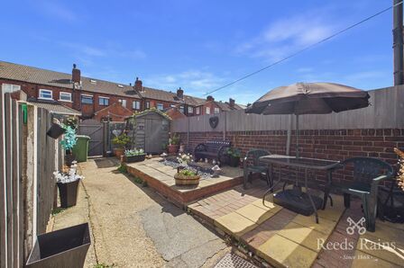 2 bedroom Mid Terrace House for sale