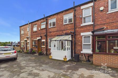 2 bedroom Mid Terrace House for sale