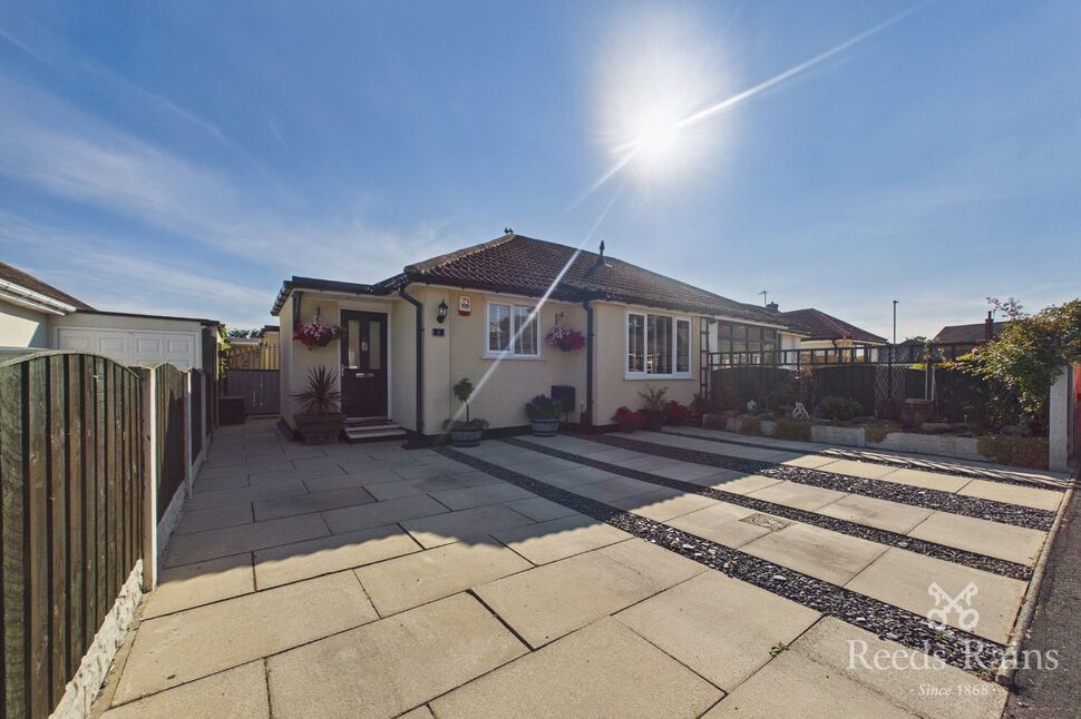 Main image of 2 bedroom Semi Detached Bungalow for sale, Hall Park Avenue, Crofton, West Yorkshire, WF4