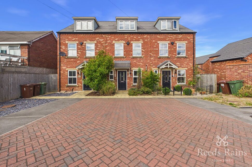 Main image of 3 bedroom Mid Terrace House for sale, Weavers Close, Crofton, West Yorkshire, WF4