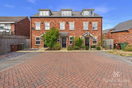 3 bedroom Mid Terrace House for sale