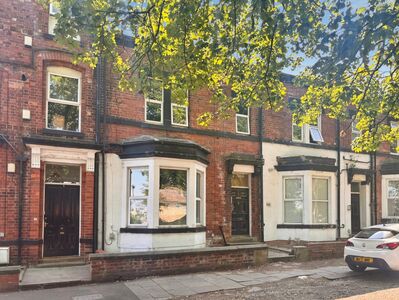 College Grove View, 7 bedroom Mid Terrace Flat for sale, &pound;300,000