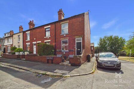 Clifton Place, 2 bedroom End Terrace House for sale, &pound;180,000