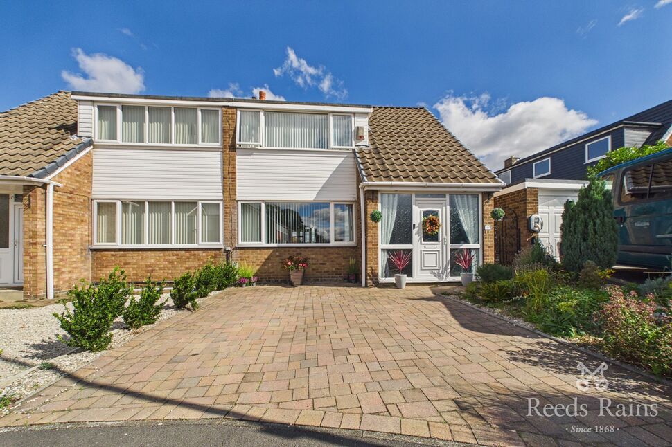 Main image of 4 bedroom Semi Detached House for sale, Ravensmead, Featherstone, West Yorkshire, WF7