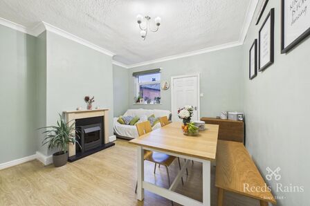 2 bedroom Mid Terrace House for sale
