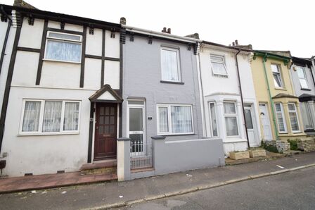 3 bedroom Mid Terrace House to rent