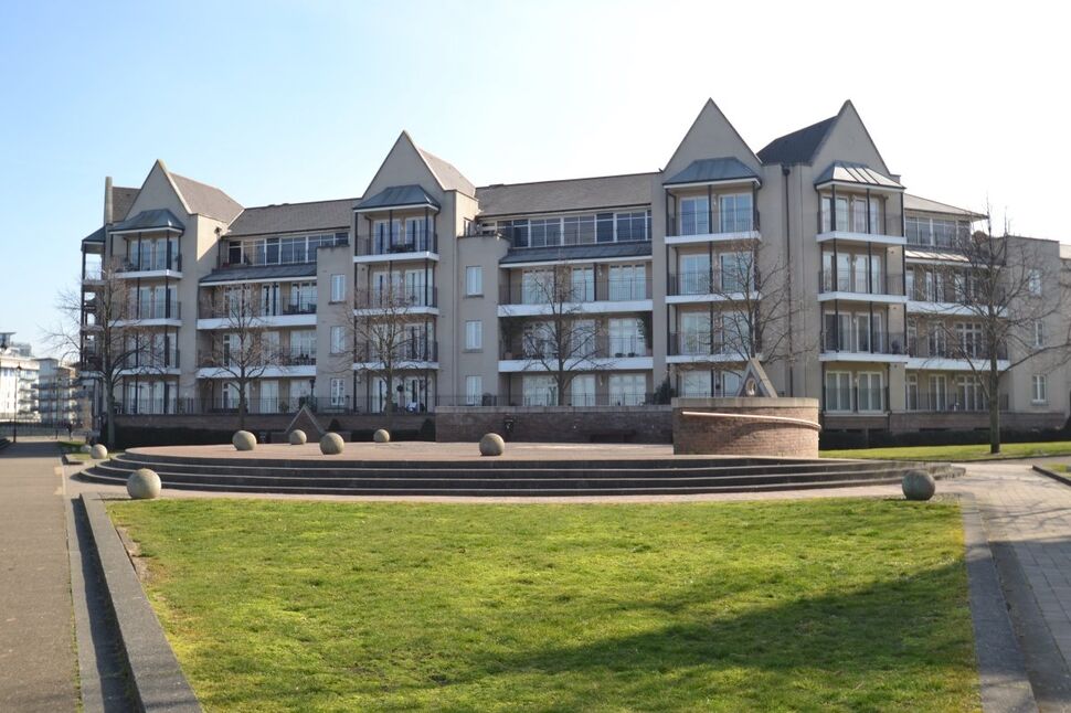 2 bedroom Flat for sale, The Boulevard, Ingress Park, DA9 £350,000