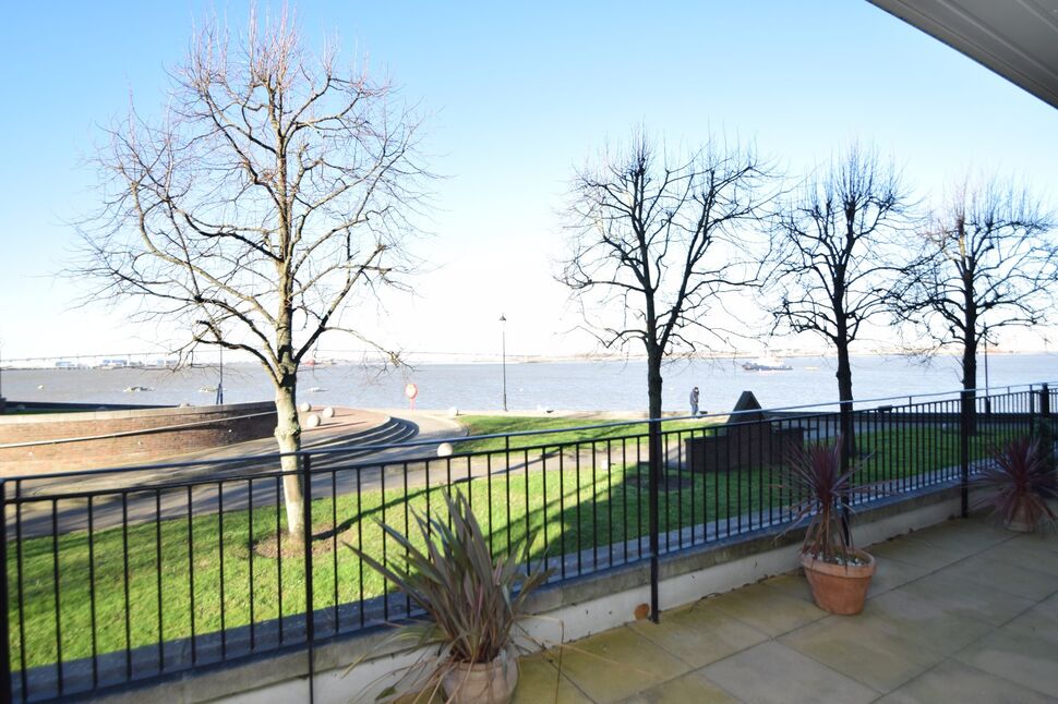 2 bedroom Flat for sale, The Boulevard, Ingress Park, DA9 £350,000