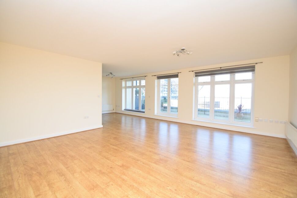 2 bedroom Flat for sale, The Boulevard, Ingress Park, DA9 £350,000