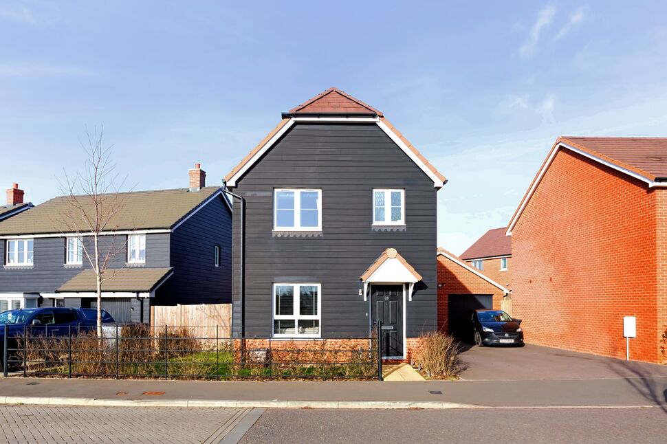 3 bedroom Semi Detached Bungalow for sale, Common Road, Chatham, ME5