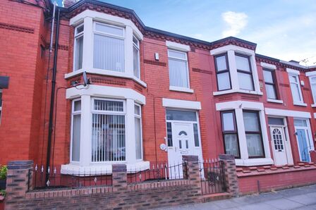 Lusitania Road, 3 bedroom Mid Terrace House to rent, £800 pcm