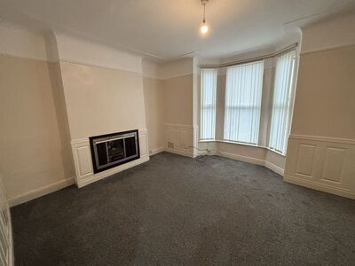 4 bedroom Mid Terrace House to rent