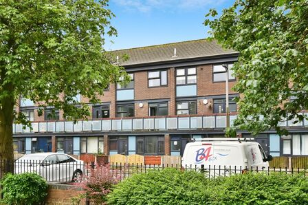 Chesworth Close, 3 bedroom  Flat for sale, £150,000