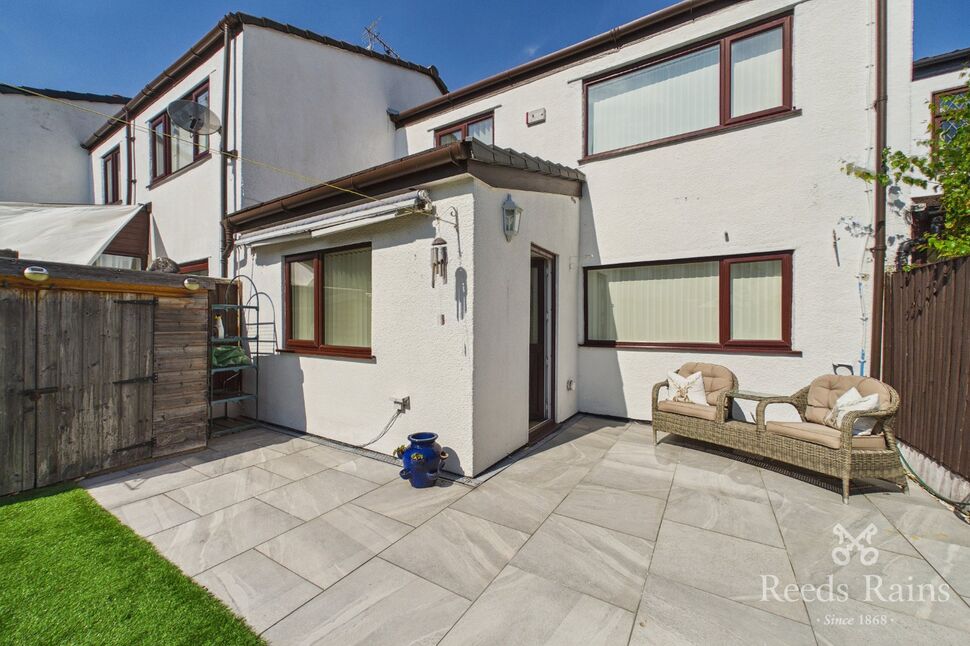 3 bedroom Mid Terrace House for sale