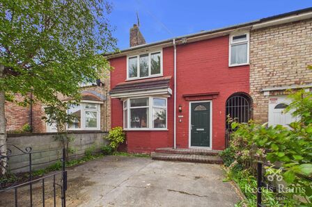 3 bedroom Mid Terrace House for sale