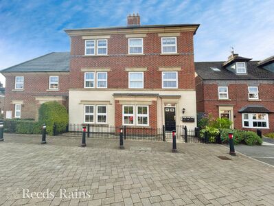 Partington Square, 2 bedroom  Flat for sale, £170,000