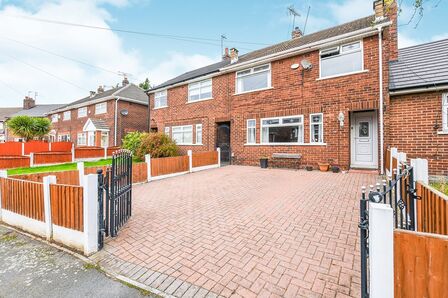 3 bedroom Mid Terrace House for sale