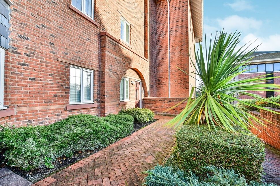Main image of 2 bedroom Flat for sale, Station Road, Wilmslow, Cheshire, SK9
