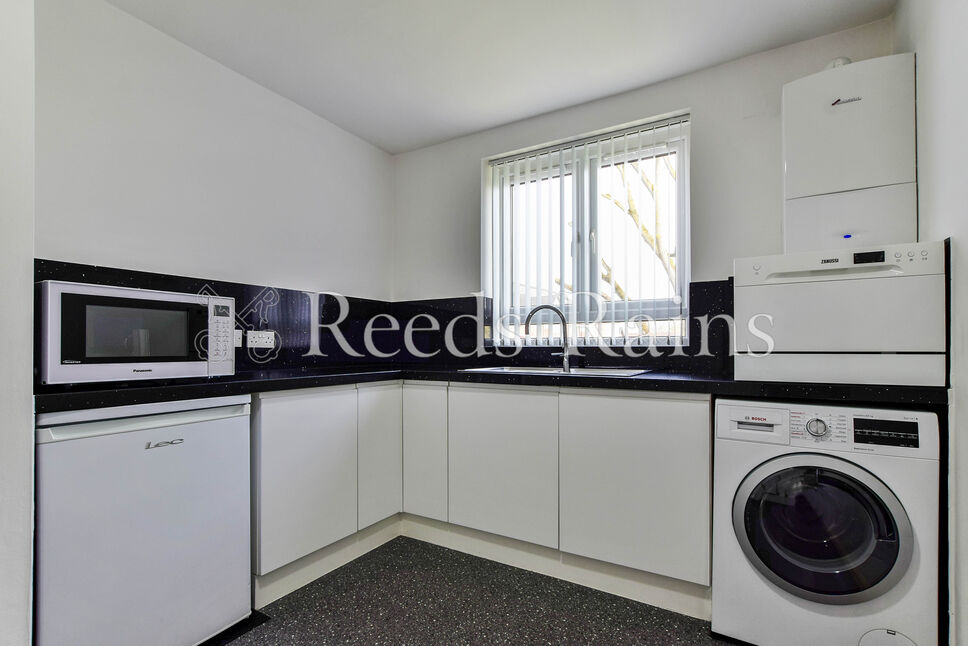 2 bedroom Flat for sale, Delamere Road, Handforth, SK9 £169,950