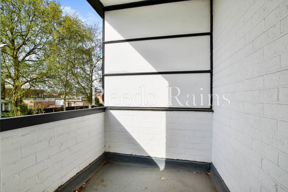 2 bedroom Flat for sale, Delamere Road, Handforth, SK9 £169,950