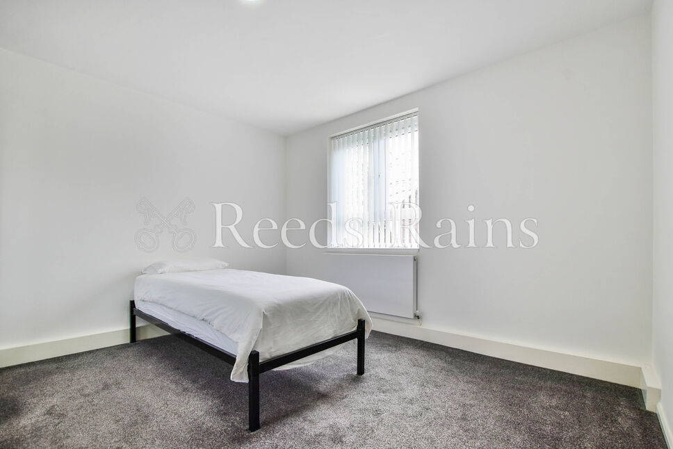 2 bedroom Flat for sale, Delamere Road, Handforth, SK9 £169,950