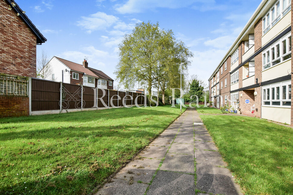 2 bedroom Flat for sale, Delamere Road, Handforth, SK9 £169,950